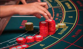 Suasana permainan kasino langsung dengan dealer profesional dan variasi game yang lengkap